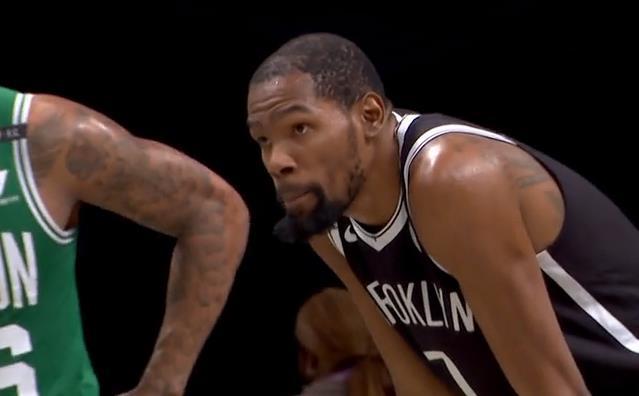  曼联爆冷负于伯恩茅斯，滕哈格战术布置遭质疑声浪四起